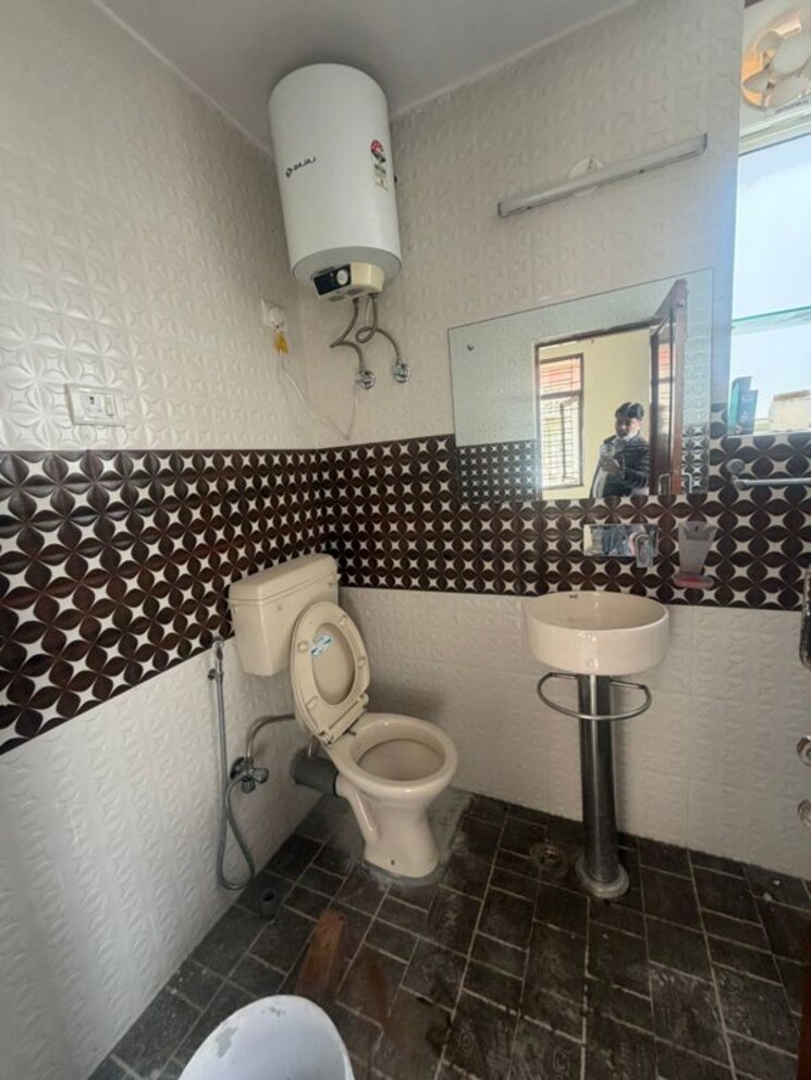 Attached Bathroom, sector 15 2 Bedroom 800 Sq.Ft. Apartment In Sector 15 Gurgaon 9856449