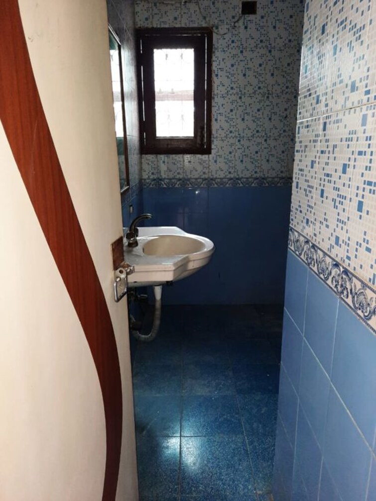 Bathroom, sarita vihar 2 Bedroom 1200 Sq.Ft. Apartment In Sarita Vihar Delhi 9856462