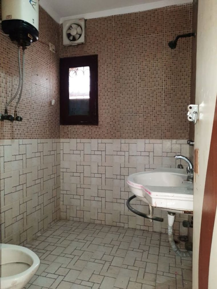 Bathroom, sarita vihar 2 Bedroom 1200 Sq.Ft. Apartment In Sarita Vihar Delhi 9856462