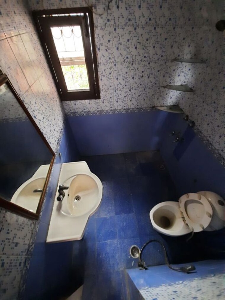 Bathroom, sarita vihar 2 Bedroom 1200 Sq.Ft. Apartment In Sarita Vihar Delhi 9856462