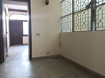Room in 3 BHK Builder Floor at Panchsheel Enclave – for Rent