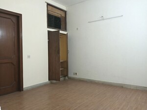Room in 3 BHK Builder Floor at Panchsheel Enclave – for Rent