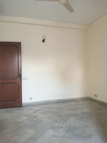 Room in 3 BHK Builder Floor at Panchsheel Enclave – for Rent