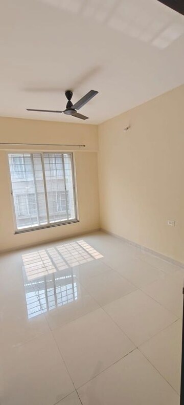 Room in 2 BHK Apartment at Mantra 29 Gold Coast, Tingre Nagar – for Rent