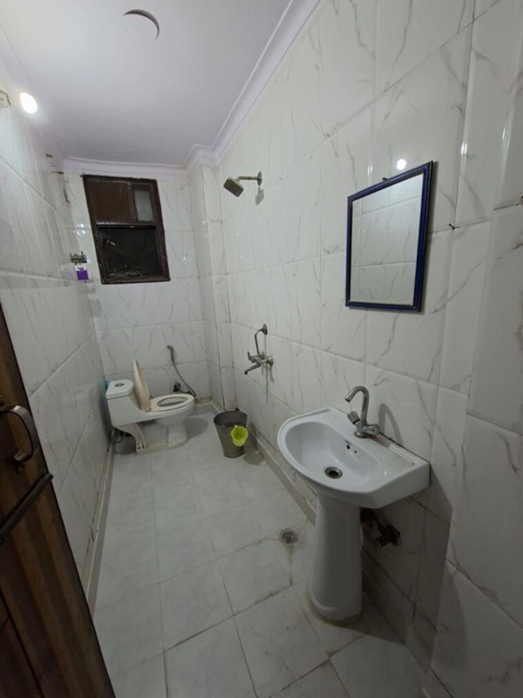 Bathroom, paryavaran complex 1 Bedroom 450 Sq.Ft. Builder Floor In Paryavaran Complex Delhi 9856527