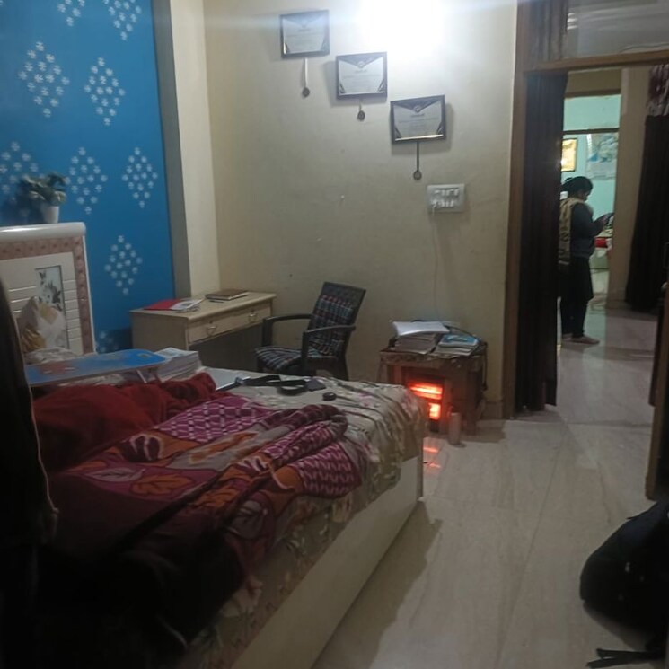 Bedroom, pandav nagar 3 Bedroom 95 Sq.Yd. Apartment In Pandav Nagar Ghaziabad 9856532