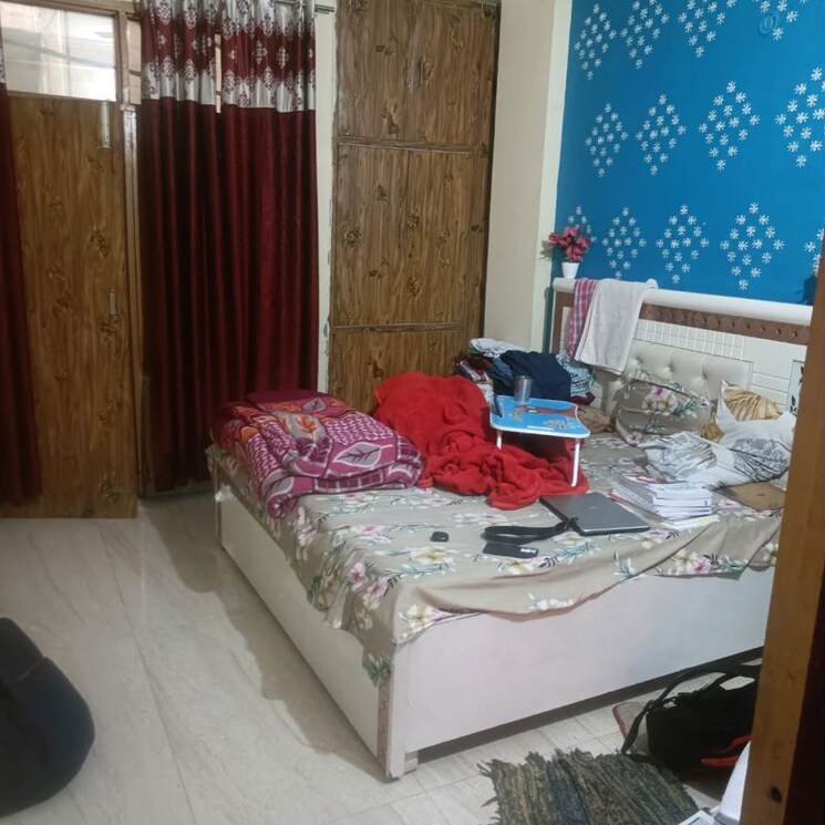 Bedroom, pandav nagar 3 Bedroom 95 Sq.Yd. Apartment In Pandav Nagar Ghaziabad 9856532