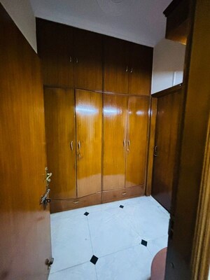 Room in 3 BHK Builder Floor at Sector 46 – for Rent