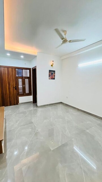 Room in 3 BHK Builder Floor at Vipul World Floors, Sector 48 – for Rent
