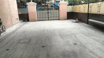 Balcony in 5 BHK Independent House at Sector 33 – for Rent