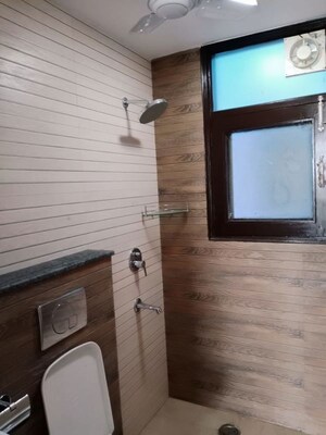 Room in 3 BHK Builder Floor at Kailash Hills – for Rent