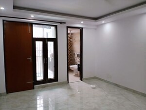 Room in 3 BHK Builder Floor at Kailash Hills – for Rent