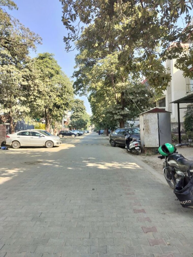  Parking, ardee-platinum-independent-floors 4 Bedroom 301 Sq.Yd. Builder Floor In Sector 52 Gurgaon 9856592