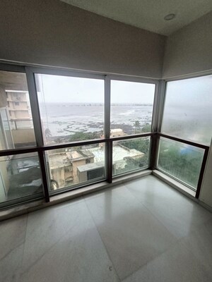 Room in 4 BHK Apartment at Bandra West – for Rent