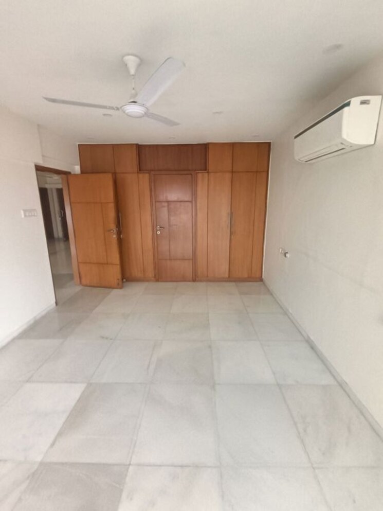 Room, bandra west 4 Bedroom 1200 Sq.Ft. Apartment In Bandra West Mumbai 9856631