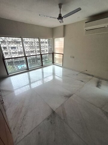 Room in 4 BHK Apartment at Bandra West – for Rent