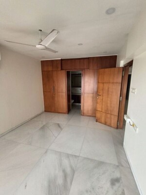 Room in 4 BHK Apartment at Bandra West – for Rent