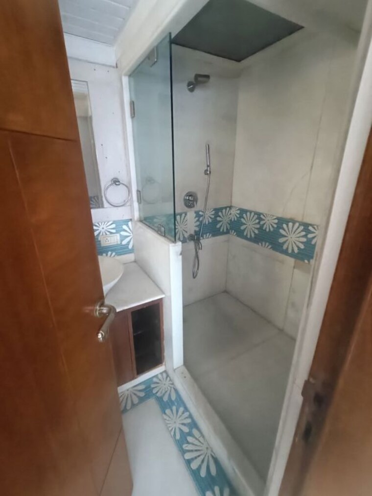 Bathroom, bandra west 4 Bedroom 1200 Sq.Ft. Apartment In Bandra West Mumbai 9856631