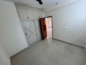 Room in 3 BHK Apartment at Amrapali Crystal Homes, Sector 76 – for Rent