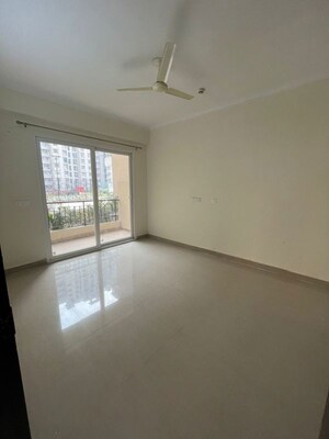 Room in 4 BHK Apartment at Amrapali Crystal Homes, Sector 76 – for Rent