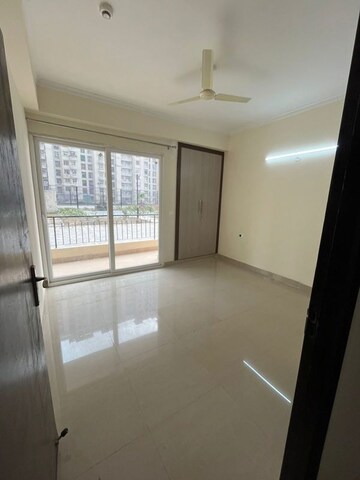 Room in 4 BHK Apartment at Amrapali Crystal Homes, Sector 76 – for Rent