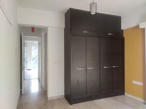 Room in 4 BHK Apartment at White Lotus, Santacruz West – for Rent