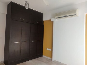 Room in 4 BHK Apartment at White Lotus, Santacruz West – for Rent