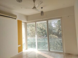 Room in 4 BHK Apartment at White Lotus, Santacruz West – for Rent