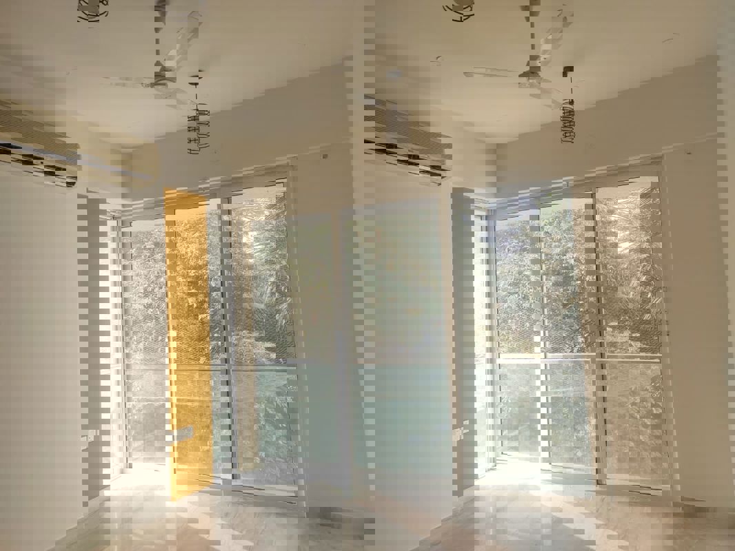 Room in 4 BHK Apartment at White Lotus, Santacruz West – for Rent