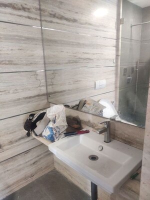 Bathroom in 4 BHK Apartment at White Lotus, Santacruz West – for Rent