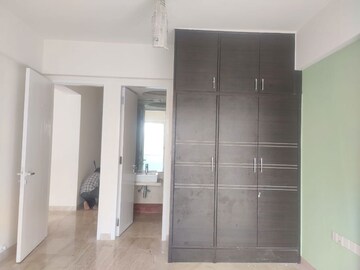 Room in 4 BHK Apartment at White Lotus, Santacruz West – for Rent