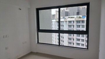 Room in 2 BHK Apartment at Kalpataru Immensa, Kolshet Road – for Rent