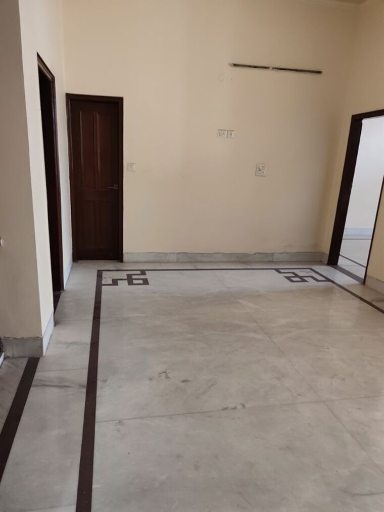 Room, sector 46 3 Bedroom 1750 Sq.Ft. Independent House In Sector 46 Noida 9856776