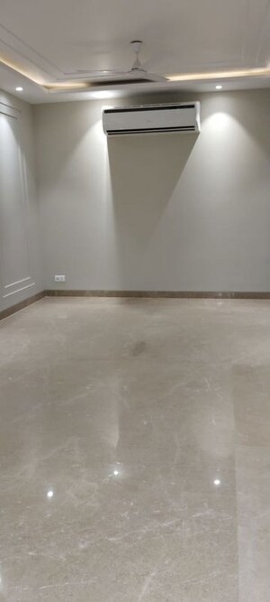  Shop For Rent in East Of Kailash