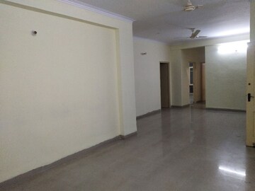 Room in 4 BHK Apartment at Parsvnath Royale Floors, Uattardhona – for Rent