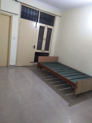 Room in 4 BHK Apartment at Parsvnath Royale Floors, Uattardhona – for Rent