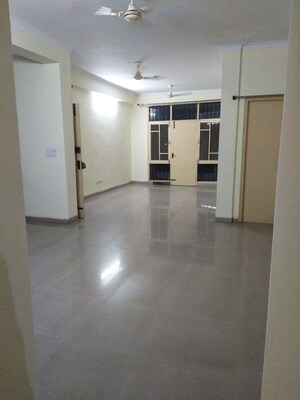 Room in 4 BHK Apartment at Parsvnath Royale Floors, Uattardhona – for Rent