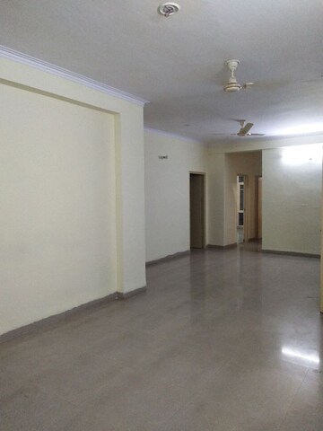 Room in 4 BHK Apartment at Parsvnath Royale Floors, Uattardhona – for Rent