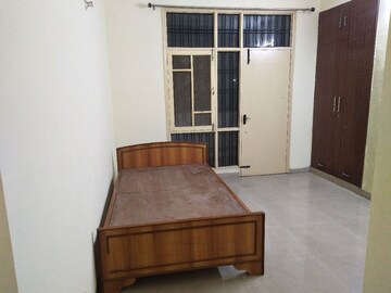 Room in 4 BHK Apartment at Parsvnath Royale Floors, Uattardhona – for Rent