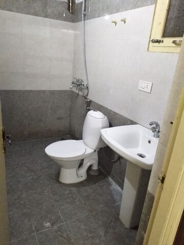Bathroom in 4 BHK Apartment at Parsvnath Royale Floors, Uattardhona – for Rent