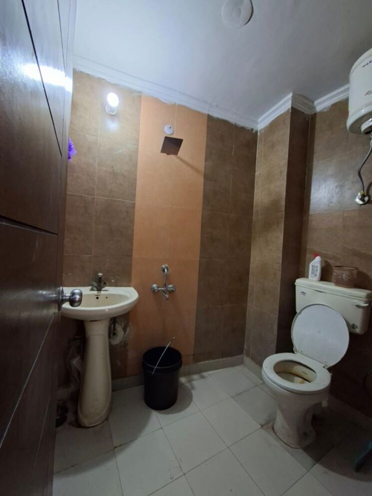 Bathroom, inder enclave 1 Bedroom 450 Sq.Ft. Builder Floor In Inder Enclave Delhi 9856942