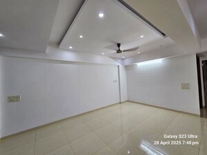 Room in 2 BHK Apartment at Zee Manubharati, Andheri West – for Rent