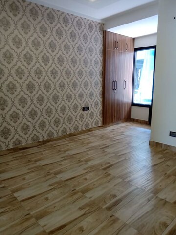 Room in 2.5 BHK Apartment at Ireo Uptown, Sector 66 – for Rent