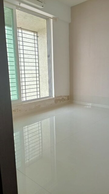 Room in 3 BHK Apartment at DLH Orchid, Andheri West – for Rent