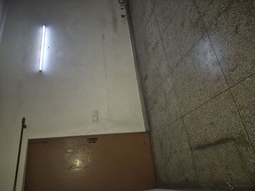 Room in 3 BHK Apartment at Mayur Vihar – for Rent