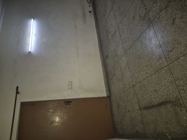 Room, mayur vihar 3 Bedroom 1250 Sq.Ft. Apartment In Mayur Vihar Delhi 9856996