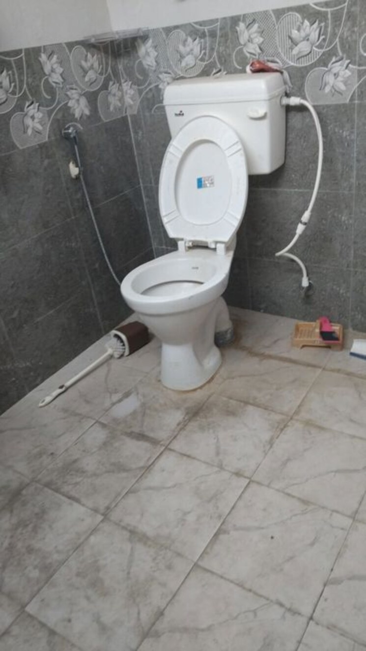 Bathroom, varun-enclave 3 Bedroom 1580 Sq.Ft. Apartment In Sector 28 Noida 9857131