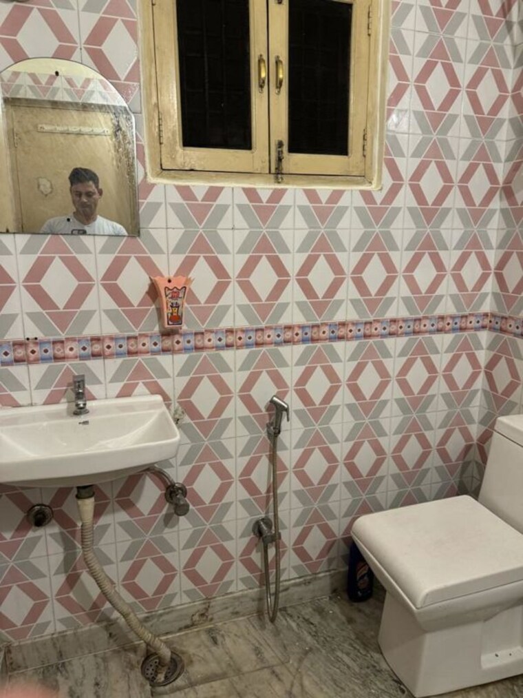 Bathroom, sector 17 1 Bedroom 700 Sq.Ft. Builder Floor In Sector 17 Gurgaon 9857163
