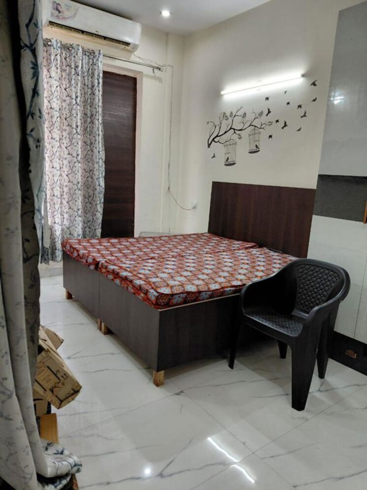 Bedroom, sector 17 1 Bedroom 700 Sq.Ft. Builder Floor In Sector 17 Gurgaon 9857163
