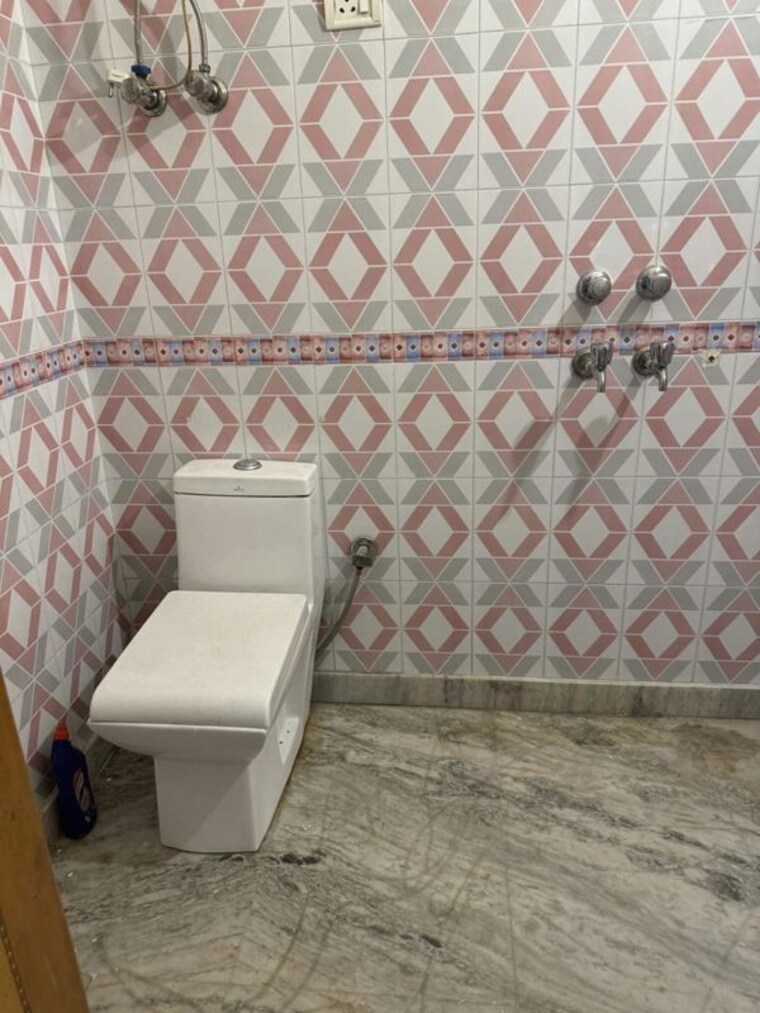 Bathroom, sector 17 1 Bedroom 700 Sq.Ft. Builder Floor In Sector 17 Gurgaon 9857163